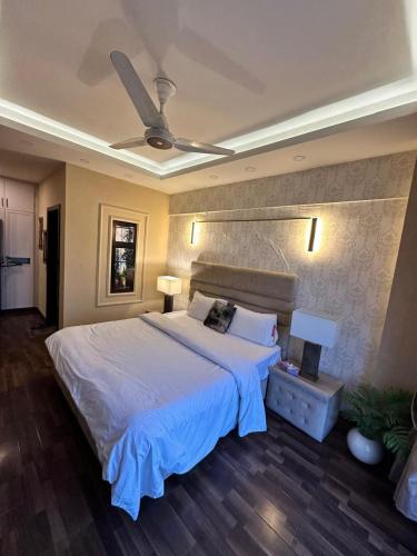 Ένα ή περισσότερα κρεβάτια σε δωμάτιο στο Elysium Suites By LMY Front of Centaurus Mall Islamabad