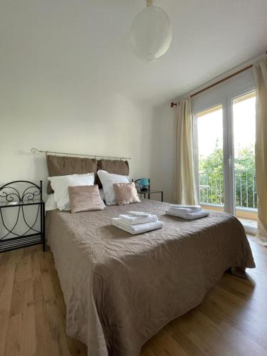 une chambre avec un grand lit et une grande fenêtre dans l'établissement Miomo, à Santa-Maria-di-Lota