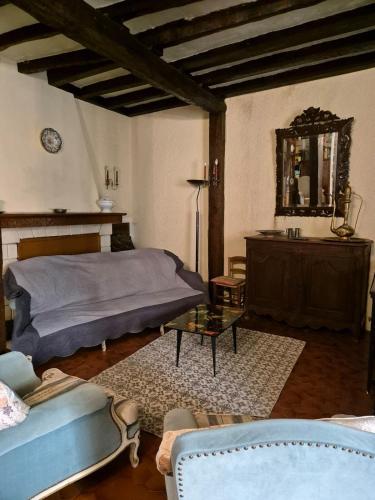 une chambre avec un lit, une commode et un miroir dans l'établissement Le relais de campagne à 5 min de Padirac, à Miers