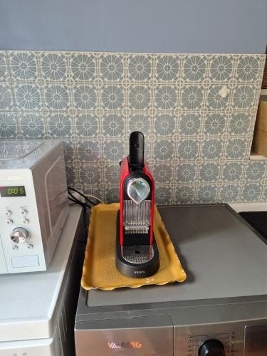 un mixeur rouge assis au-dessus d'une cuisinière dans l'établissement Le relais de campagne à 5 min de Padirac, à Miers