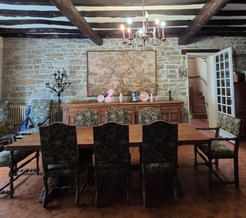 a dining room with a wooden table and chairs at Le relais de campagne à 5 min de Padirac in Miers