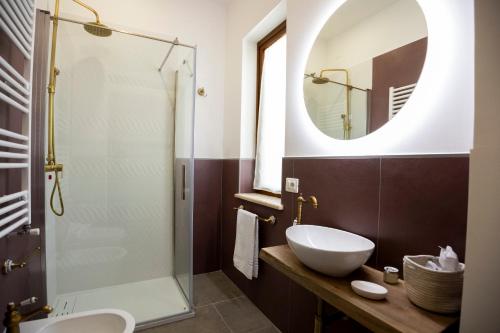a bathroom with a sink and a mirror at Da MammaMimma in Cascia
