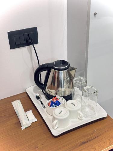 Tetera y cafetera en Hotel The Container Kolhapur