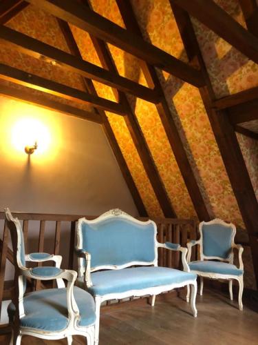 two blue chairs sitting in a room with a ceiling at Charmante maisonnette entre Padirac et Rocamadour in Miers