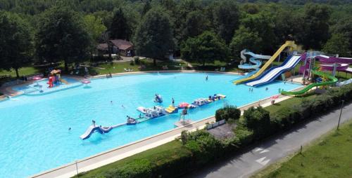 an overhead view of a large swimming pool with people in it at Charmante maisonnette entre Padirac et Rocamadour in Miers