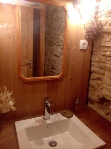 une salle de bain avec un lavabo et un miroir dans l'établissement La Magnanerie du Serre, à Saint-Hilaire-de-Lavit