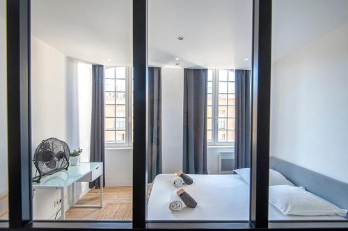 Cette chambre comprend un lit et un miroir. dans l'établissement Chic & Moderne 3 min Vieux-Port & Panier 4P, à Marseille