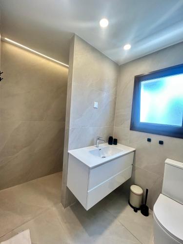 Ένα μπάνιο στο Pigeon Beach Hotel Apartments 