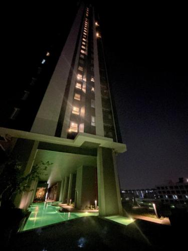 a tall building with lights on it at night at Nich Mono Ramkhumheng Low Rise in Sathani Ban Hua Mak