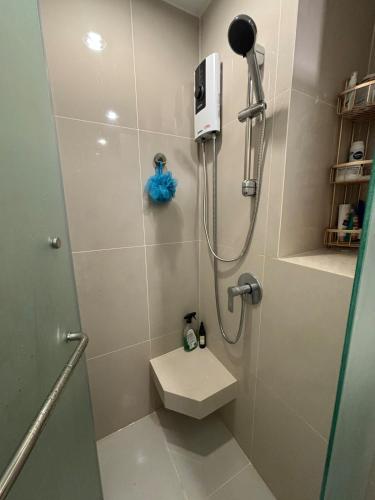 a bathroom with a shower with a toilet and a sink at Nich Mono Ramkhumheng Low Rise in Sathani Ban Hua Mak