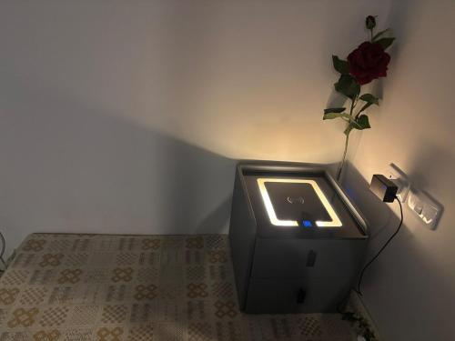a room with a flower on the wall and a sink at Nich Mono Ramkhumheng Low Rise in Sathani Ban Hua Mak