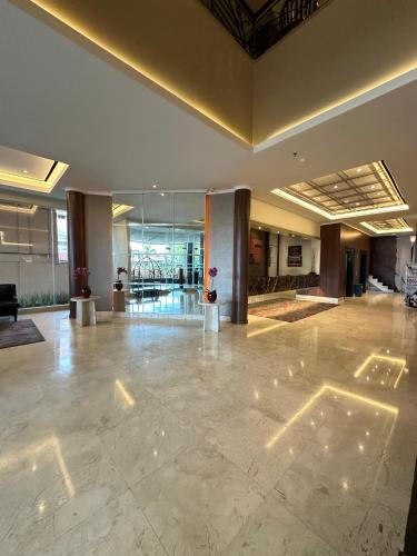 a large lobby with a large room with a large floor at Grand Zuri Dumai in Dumai