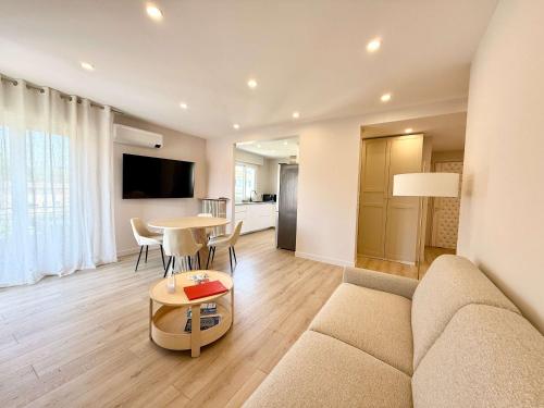 B058 Superbe appartement 2 chambres garage prive