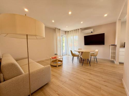 un salon avec un canapé et une table dans l'établissement B058 Superbe appartement 2 chambres garage prive, à Cannes