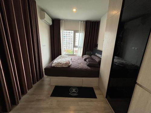 a small room with a bed and a mirror at Nich Mono Ramkhumheng Low Rise in Sathani Ban Hua Mak