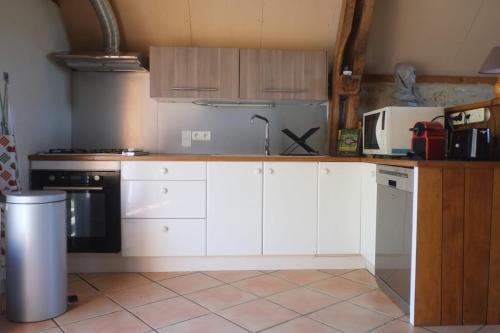 Kuchyň nebo kuchyňský kout v ubytování La Sagnarde Loubressac Terrasse intime