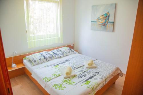 Ένα ή περισσότερα κρεβάτια σε δωμάτιο στο Apartments Mirakul