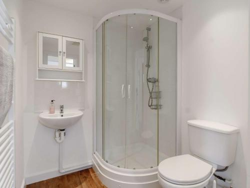Un baño con ducha, inodoro y lavabo. en 2 Bed in Burnham Market 40757, en Great Bircham