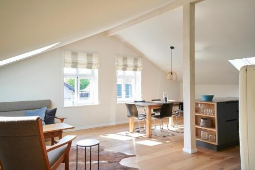 a living room with a table and chairs at Elsas Enkel - Ferienwohnung Gesa in Waabs
