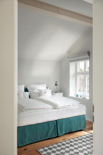 a bedroom with a large bed with a green frame at Elsas Enkel - Ferienwohnung Gesa in Waabs