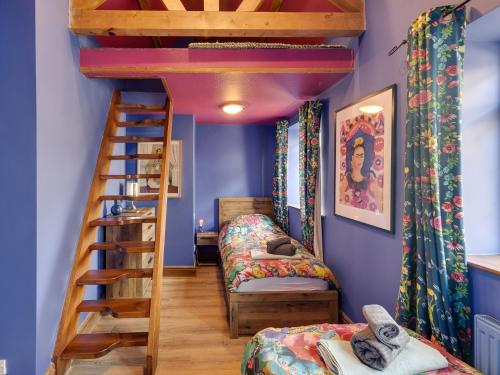 Ένα ή περισσότερα κρεβάτια σε δωμάτιο στο 5 Bed in Haworth 88390