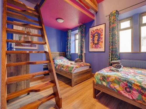 Ένα ή περισσότερα κρεβάτια σε δωμάτιο στο 5 Bed in Haworth 88390