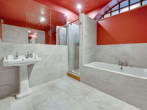 Ένα μπάνιο στο 5 Bed in Haworth 88390