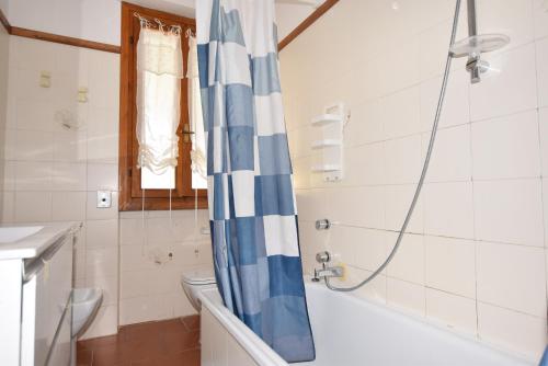 Ένα μπάνιο στο Appartamento Trilocale Acquazzurra