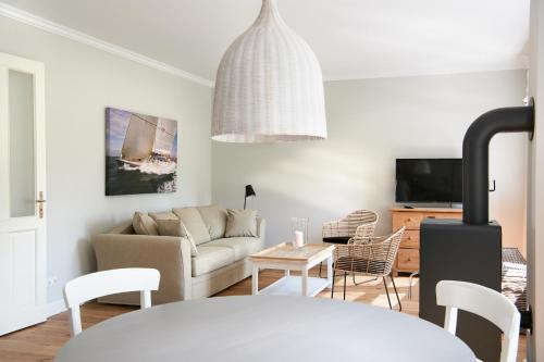 a living room with a couch and a table at Elsas Enkel - Ferienwohnung Lotte in Waabs