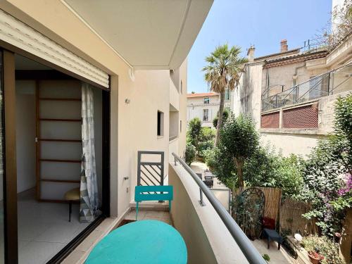 d'un balcon avec une chaise bleue. dans l'établissement B065 Appartement calme proche centre garage, à Cannes