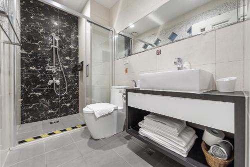 a bathroom with a toilet and a sink and a shower at Kapamumu b&b in Yuchi