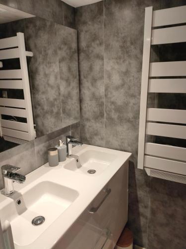 a bathroom with a white sink and a mirror at La grande fistoire d'Annie in Le Caire