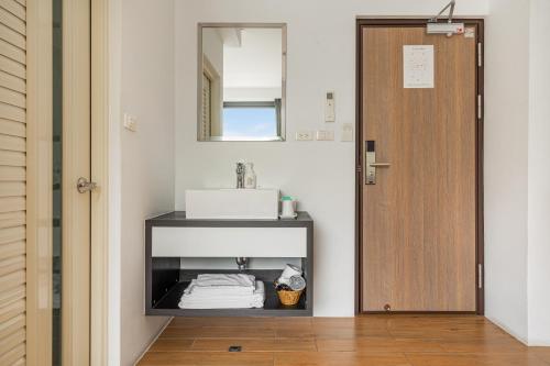 a bathroom with a sink and a mirror at Kapamumu b&b in Yuchi