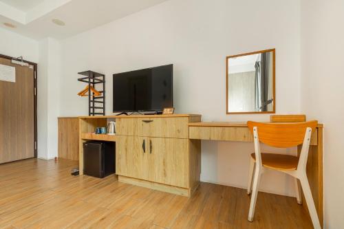 a room with a desk with a television and a chair at Kapamumu b&b in Yuchi