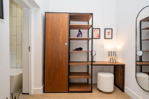 Camera con mensola in legno e scrivania. di Two-Bedroom Apartment with Hot Tub in De Waterkant a Città del Capo