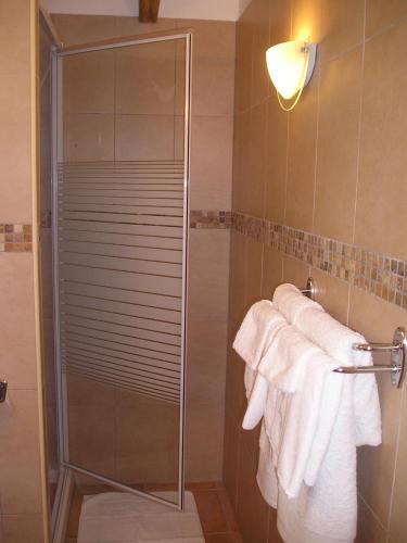 La salle de bains est pourvue d'une douche et de serviettes blanches. dans l'établissement E Stelle di A Bella Vista, à Bonifacio