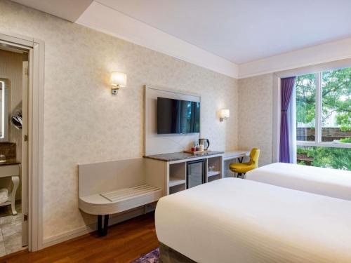TV a/nebo společenská místnost v ubytování Mercure Tbilisi Old Town