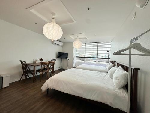 首尔Hongdae apartment 1min subway ChaCha Stay的一间卧室配有一张大床和一张桌椅