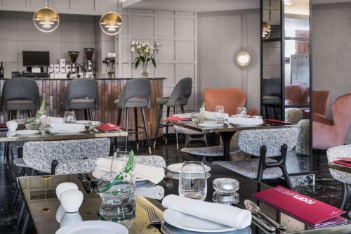 a restaurant with tables and chairs and a bar at NH Collection Salamanca Palacio de Castellanos in Salamanca