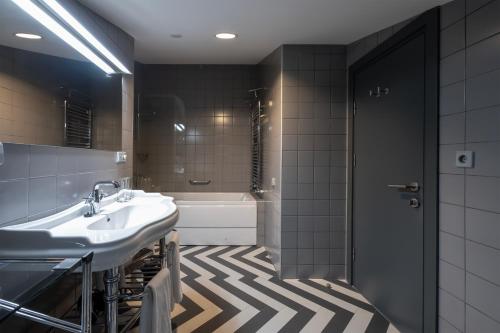 a bathroom with a sink and a tub at Kabadoni Boutique Hotel in Sighnaghi