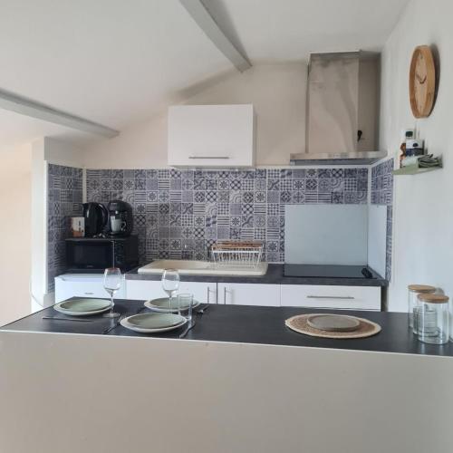 une cuisine avec deux plaques vides sur un comptoir dans l'établissement Mercadial au coeur de Saint-Céré, à Saint-Céré