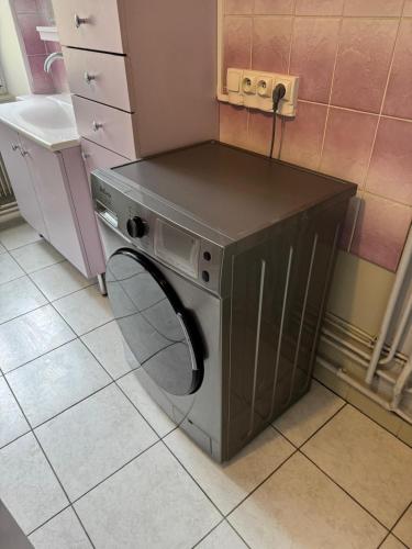 - un lave-linge dans la cuisine avec un comptoir dans l'établissement 75m2 - 2min centre piéton & 10 min de la gare, à Mulhouse