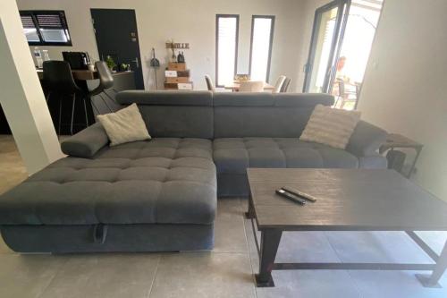 Photo de la galerie de l'établissement Spacious house with garden and pool, à La Motte