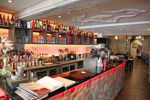 a bar in a restaurant with a lot of bottles at Pension Villa Colosseo im Herzen von Meiningen in Meiningen