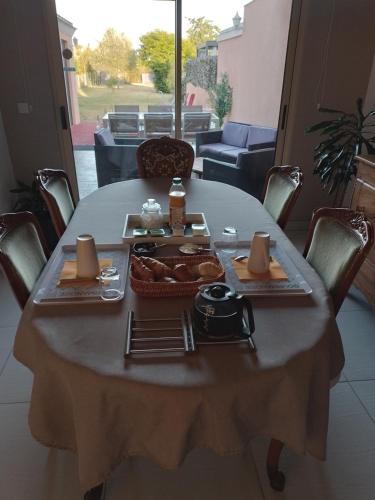 une table avec une assiette de nourriture dessus dans l'établissement Chez patrice, au Mans