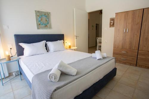 Una cama o camas en una habitación de Gerolimin Captain Antonis