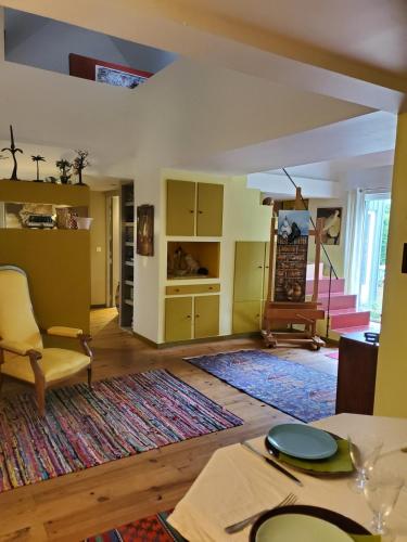 un salon avec une table et une salle à manger dans l'établissement Artist's house for rent, à Guérande