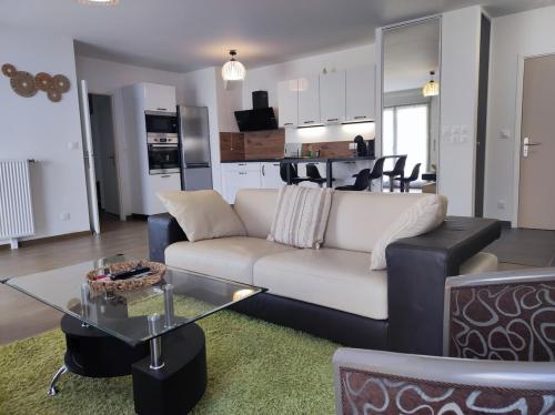 un salon avec un canapé et une table dans l'établissement L'AuthentiCité, jardin et parking au centre-ville, à Dijon