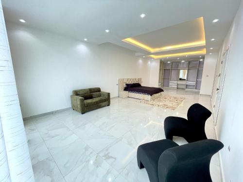 un ampio soggiorno con un letto e un divano di Luxurious & Spacious Mega Home! ad Addis Abeba