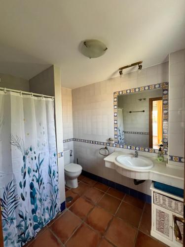 łazienka z prysznicem, toaletą i umywalką w obiekcie Ático duplex con vistas al mar en Zahara de los Atunes w mieście Zahara de los Atunes